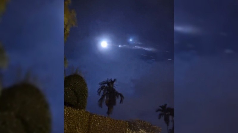 Una imagen del momento en que el cohete chino reingresó a la atmósfera terrestre.