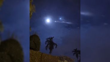 Una imagen del momento en que el cohete chino reingresó a la atmósfera terrestre.