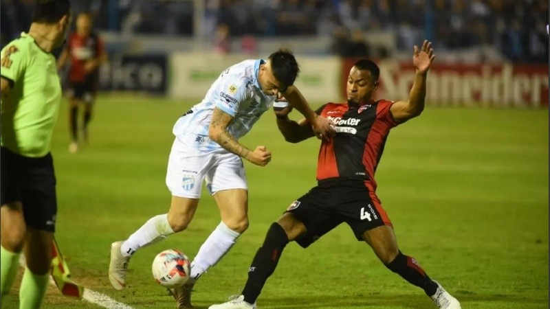 Ditta en uno de los duelos de la noche tucumana.