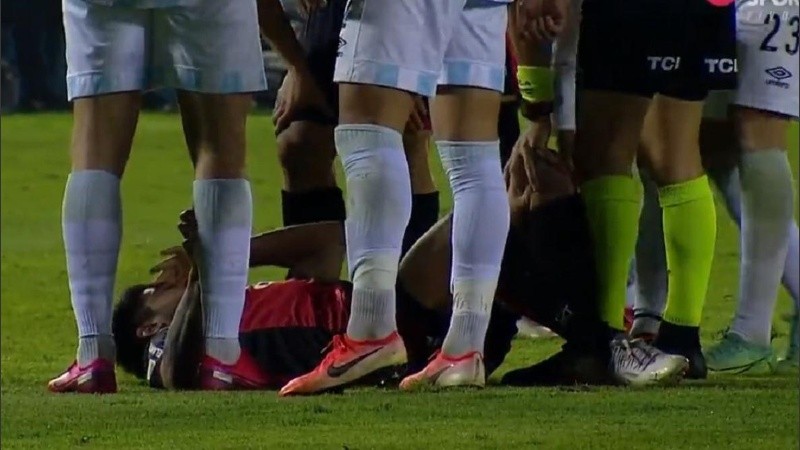 Pérez quedó tendido en el césped del estadio José Fierro. 