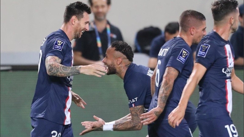 Neymar y Lionel Messi celebran el gol de La Pulga en la Supercopa de Francia.