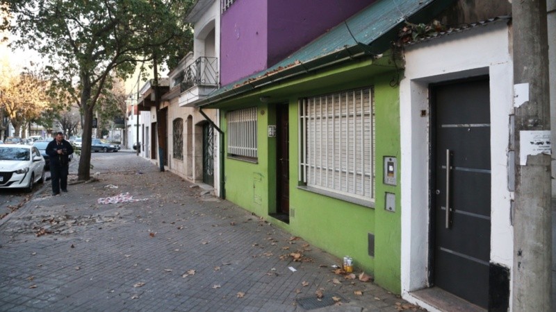El presunto ladrón habría intentado entrar a la casa de puerta negra por el techo.