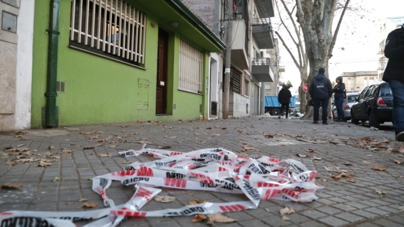 El presunto ladrón habría intentado entrar a la casa de puerta negra por el techo.