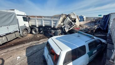 Cuatro camiones y una camioneta de Gendarmería chocadas entre la niebla.
