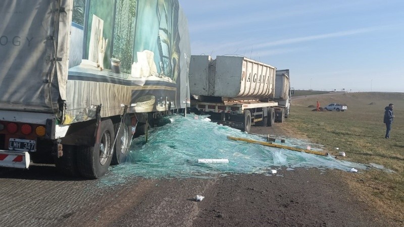 Uno de los camiones llevaba vidrio. 