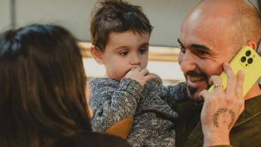 "Ya estamos en casa y Agus está bien”, indicó el cantante en Twitter.