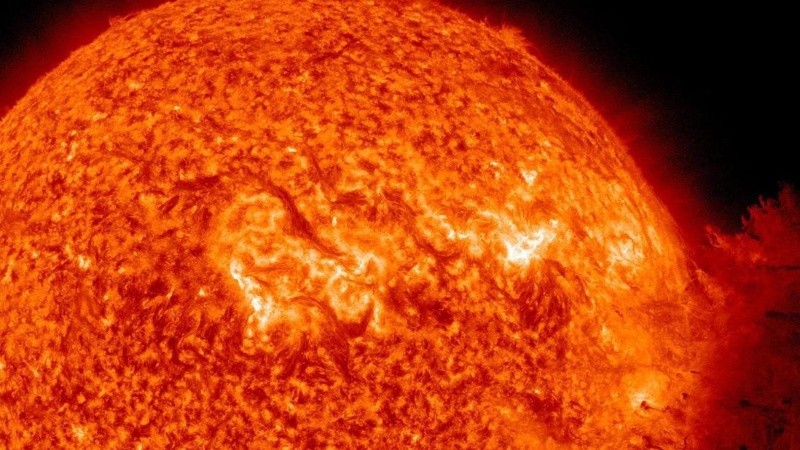 Las manchas solares son regiones oscuras del tamaño de un planeta.
