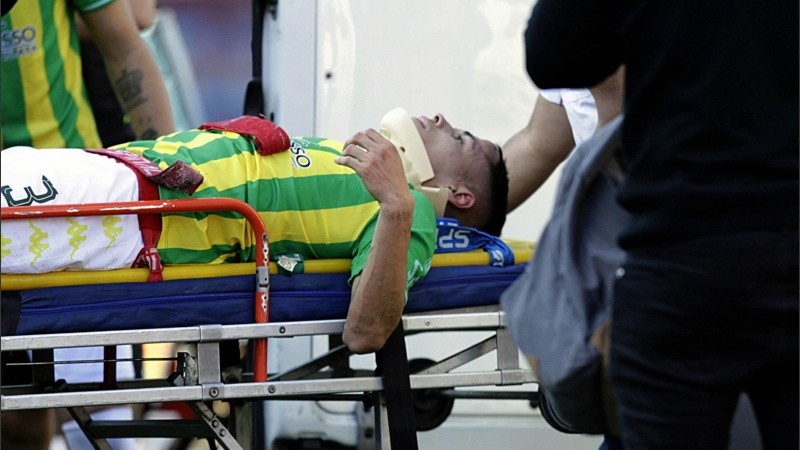 Escobar se desvaneció en pleno partido y fue sacado del estadio en ambulancia.