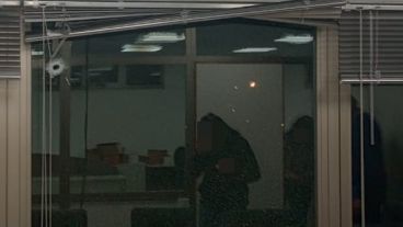 La imagen de una bala que rompió e ingresó por una ventana de las oficinas.