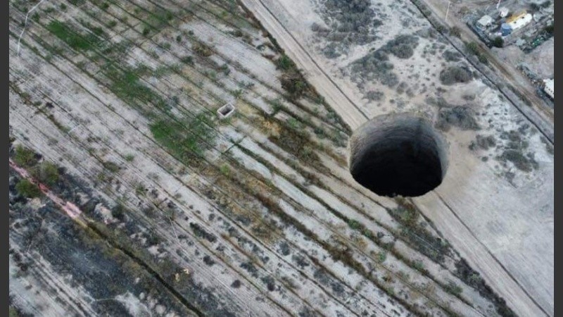 Ratificaron que la medida del diámetro del socavón es de 32 metros en superficie y su profundidad es de 64 metros. 