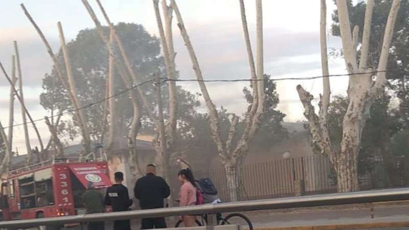 Dotaciones de bomberos en la zona del incendio.
