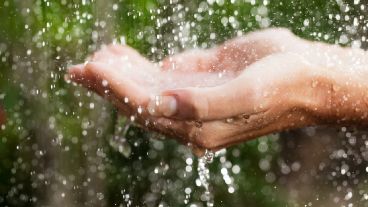 Esta situación se da debido a la presencia en la atmósfera de sustancias perfluoroalquiladas y polifluoroalquiladas (PFAS) de origen antropogénico.