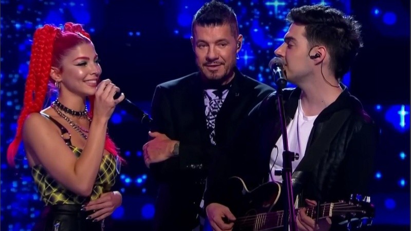 La cantante Crash, Marcelo Tinelli y el participante Tomás Giménez.