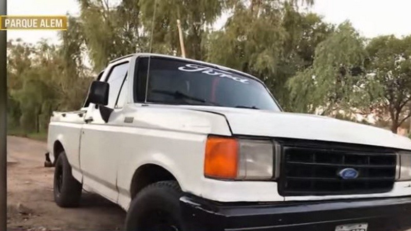 Sergio pide recuperar su camioneta Ford 100 color blanca. 