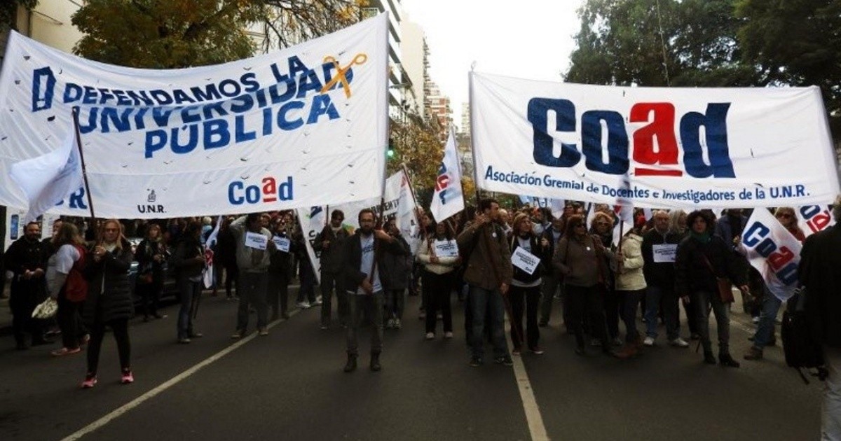 Docentes de la UNR anuncian paro de 48 horas en reclamo de una ...