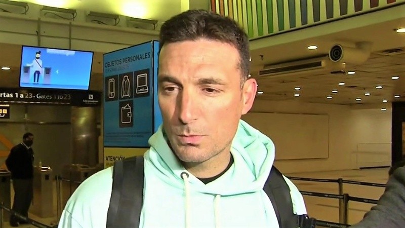 El DT habló desde el aeropuerto de Ezeiza antes de viajar a Europa.