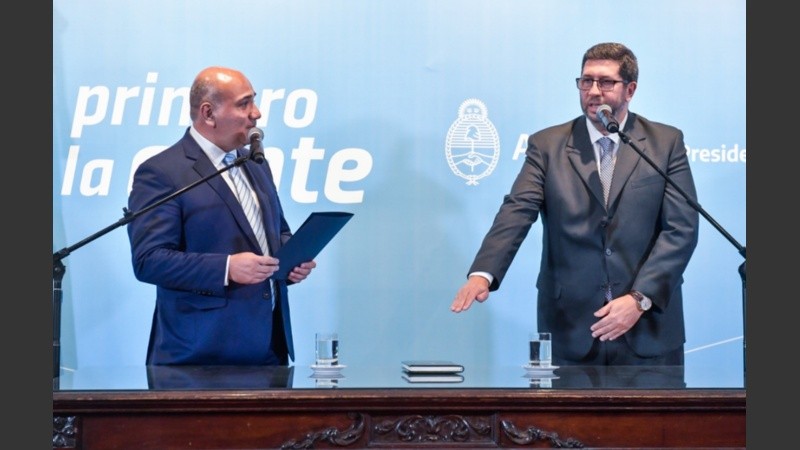 Los funcionarios en la ceremonia de jura.