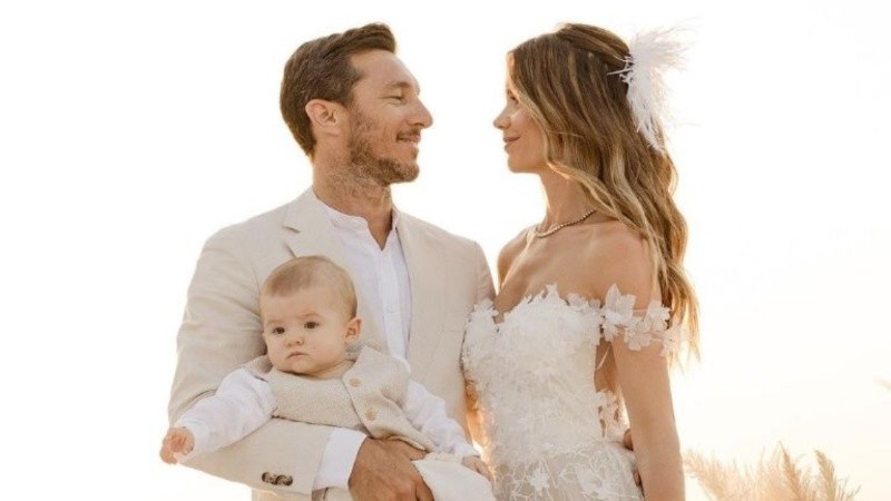 La pareja festejó con su hijo Noah. 