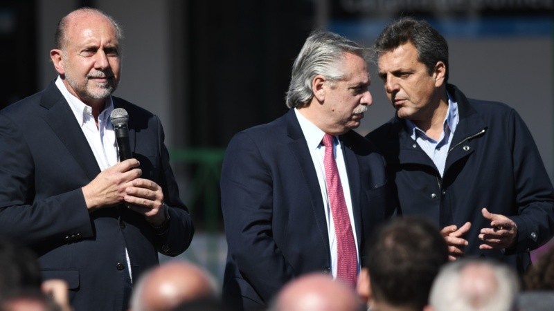 Massa le habla al oído a Fernández durante el discurso de Perotti