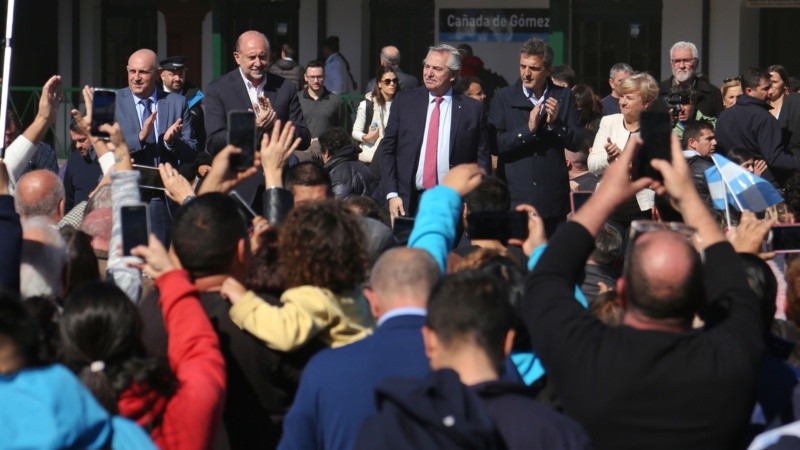 Fernández, Massa y Perotti en el escenario en Cañada de Gómez