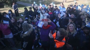 En cada estación donde paraba el tren había vecinos esperando para recibirlo.