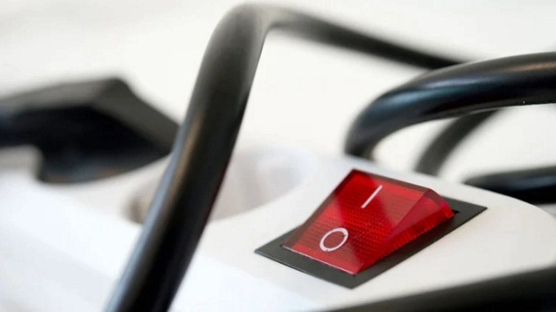 La zapatilla con interruptor es una de las recomendaciones para bajar el consumo eléctrico.