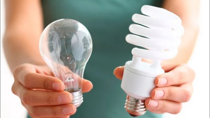 Elegir lámparas de bajo consumo es una de las recomendaciones a seguir para disminuir el gasto en electricidad.