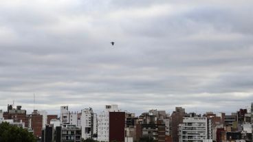 Domingo con cielo cubierto y sólo alguna llovizna aislada.