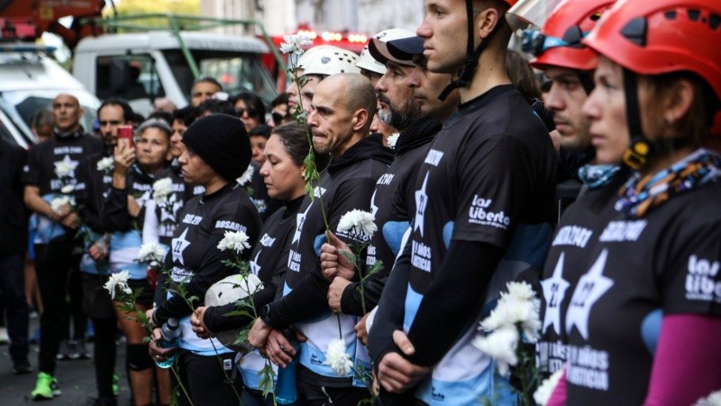 Bomberos de diversas localidades dijeron presentes en el acto. 