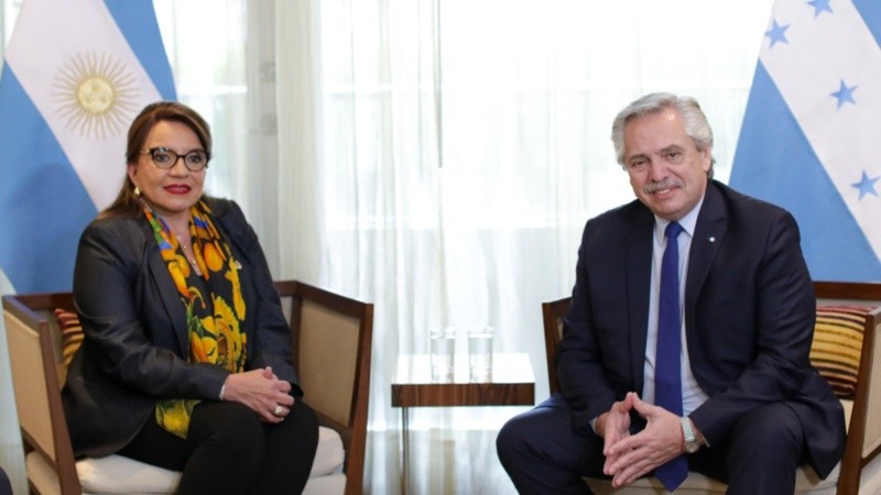 El presidente y su par de Honduras, Xiomara Castro.