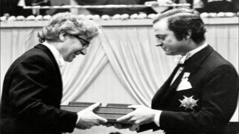 Hewish recibiendo el Nobel de manos del rey de Suecia