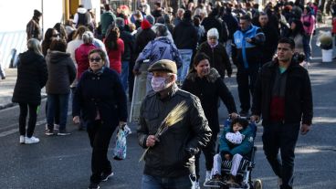 Miles de fieles en la iglesia de San Cayetano agradeciendo y pidiendo por trabajo.