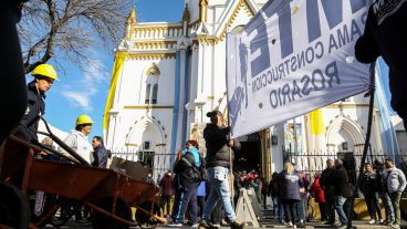 La marcha de organizaciones sociales pasando por la iglesia San Cayetano este domingo por la mañana.