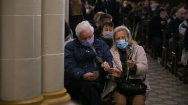 Miles de fieles en la iglesia de San Cayetano agradeciendo y pidiendo por trabajo.