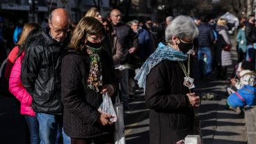 Miles de fieles en la iglesia de San Cayetano agradeciendo y pidiendo por trabajo.