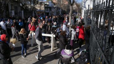 Miles de fieles en la iglesia de San Cayetano agradeciendo y pidiendo por trabajo.
