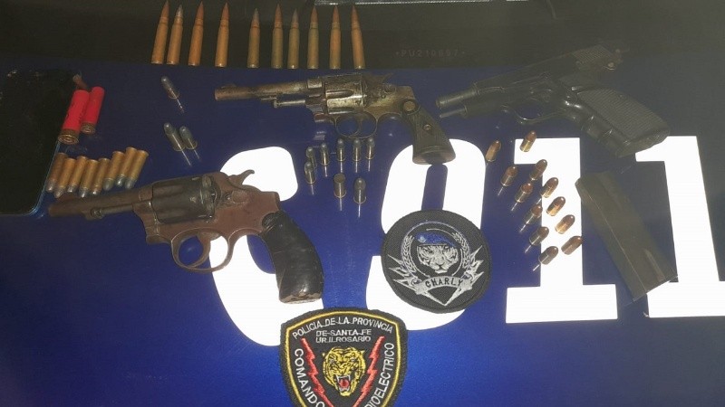 A raíz del hecho se secuestraron varias armas y munición de distinto calibre.