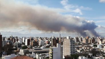Por la tarde una enorme cortina de humo era parte de la postal de la ciudad.