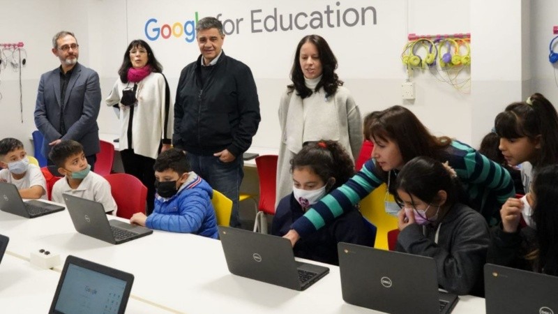La Escuela Primaria Municipal Manuel Dorrego recibió 120 computadoras, entre otras cosas. 