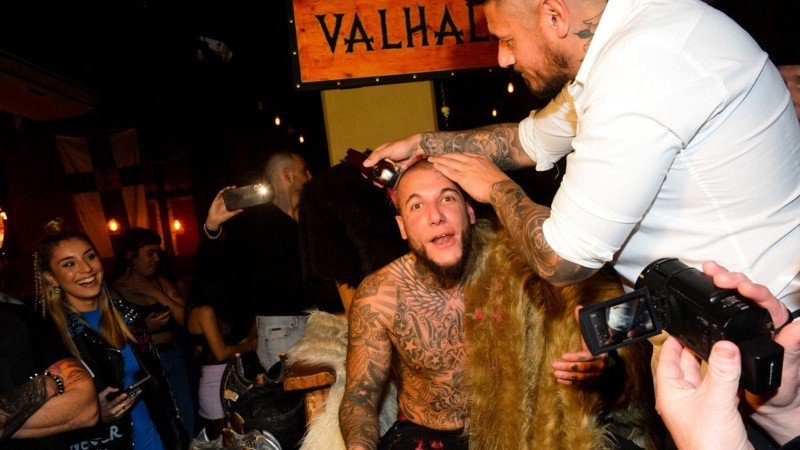 Alex Caniggia rapándose