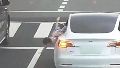 Video: una nena cayó por la ventanilla de un auto, quedó en medio de la calle y la socorrieron otros automovilistas