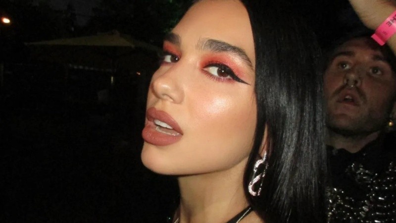 La cantante Dua Lipa es una de las celebridades que más luce este tipo de cejas
