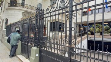 Puertas cerradas y atención por el portero eléctrico en el Consulado de Italia en Rosario.