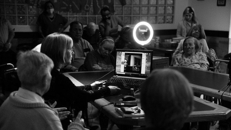 Los programas se graban en la residencia para adultos mayores viernes de por medio.