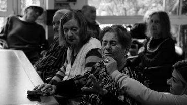 Angie cantó el tango "Uno" ayudada por Olga y otros con la letra.