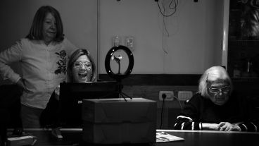 Lidia, detrás de Araceli Colombo, ofrece el pronóstico del tiempo extendido.