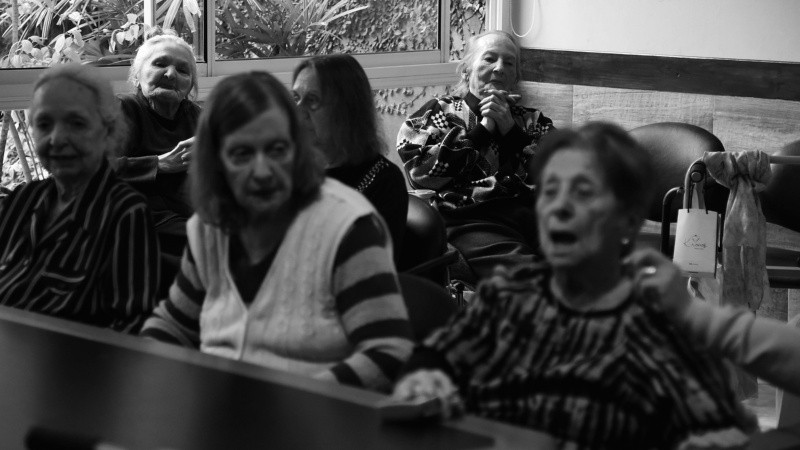 Existen espacios de música, manualidades o pintura pero en general no hay talleres de radio en geriátricos.