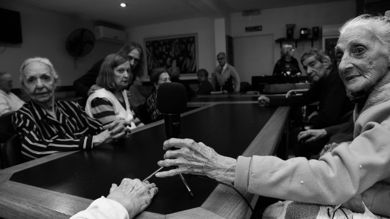 El micrófono se pasa mano a mano para que todos puedan hablar o cantar.