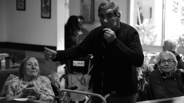 Carlitos se paró, peleó con sus dificultades y pudo contar que tiene cuatro nietos.