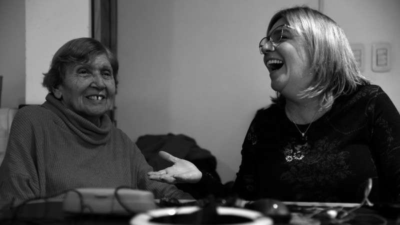Araceli con Martita, su mamá. Por ellas nació el taller de radio.